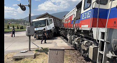 Hemzemin geçitte lokomotif ile TIR çarpıştı