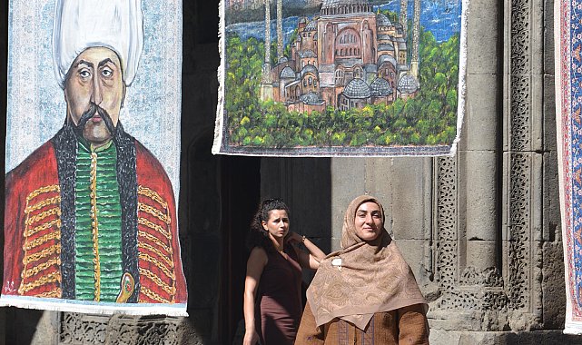 Hiç eğitim almadan evde kilimlerin üzerine yaptığı resimlerle sergi açtı