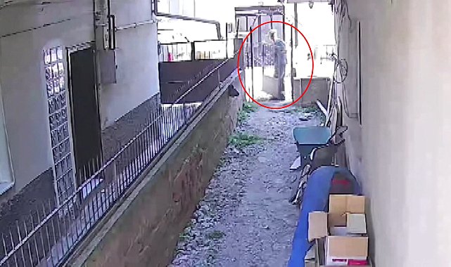 Hurdacı, binanın giriş kapısını çaldı: o anlar kamerada