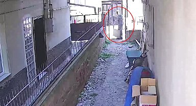 Hurdacı, binanın giriş kapısını çaldı: o anlar kamerada