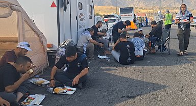 Irak sınırındaki Filistin Konvoyu'na günlük 3 öğün yemek desteği
