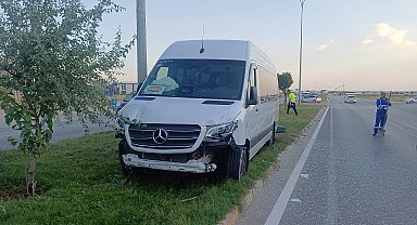 İşçi servisi refüjdeki reklam panosuna çarptı: 6 yaralı