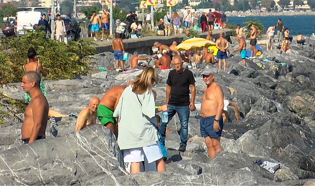 İstanbul'da sıcaktan bunalanlar Sarayburnu Sahili'nde serinledi