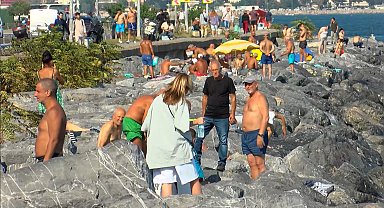 İstanbul'da sıcaktan bunalanlar Sarayburnu Sahili'nde serinledi