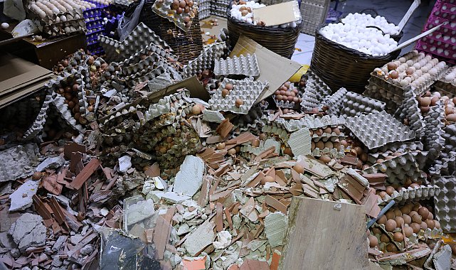İzmir'de otomobil dönerciye daldı; bitişikteki iş yerindeki binlerce yumurta kırıldı