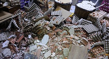İzmir'de otomobil dönerciye daldı; bitişikteki iş yerindeki binlerce yumurta kırıldı