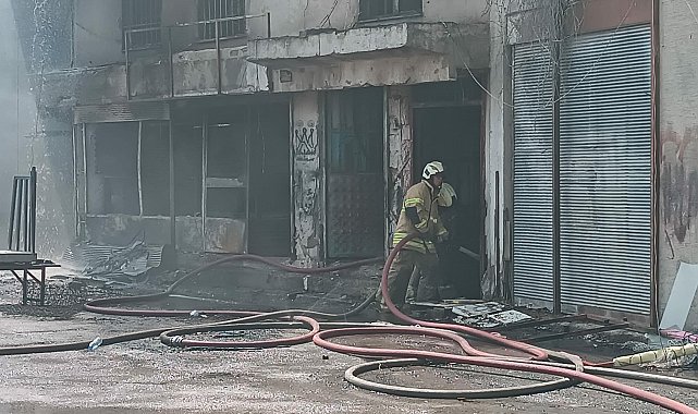İzmir'de sünger deposunda yangın