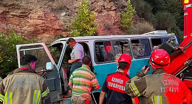 İzmir'de tarım işçilerini taşıyan minibüs kaza yaptı: 1 ölü, 8 yaralı
