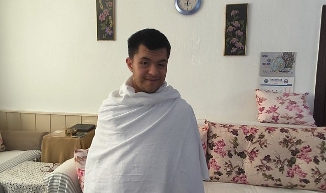 Kabe'nin maketine sarılıp ağlayan engelli bireyin umre hayali gerçek oluyor