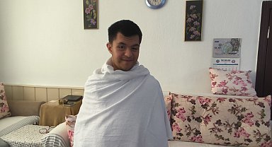 Kabe'nin maketine sarılıp ağlayan engelli bireyin umre hayali gerçek oluyor