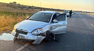 Kaçak göçmenleri taşıyan otomobil refüje çarptı; 2 yaralı