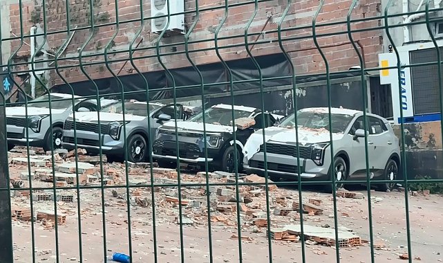 Kağıthane'de duvar otoparka doğru çöktü: 12 sıfır araçta 30 milyon liralık hasar oluştu