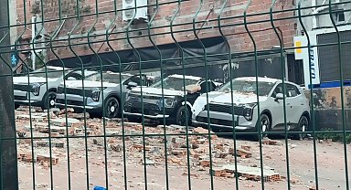 Kağıthane'de duvar otoparka doğru çöktü: 12 sıfır araçta 30 milyon liralık hasar oluştu