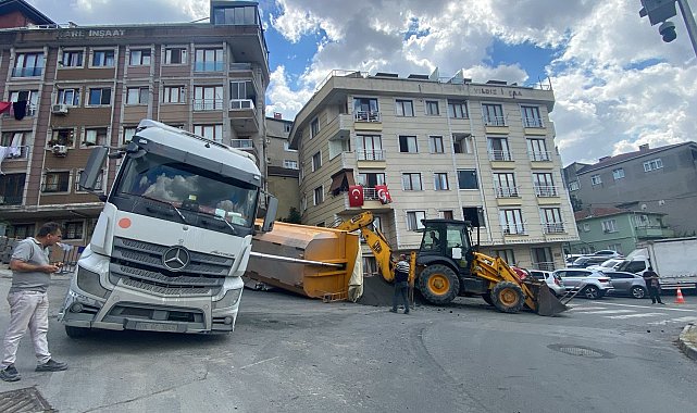 Kağıthane'de hafriyat kamyonunun damperi park halindeki aracın üzerine devrildi