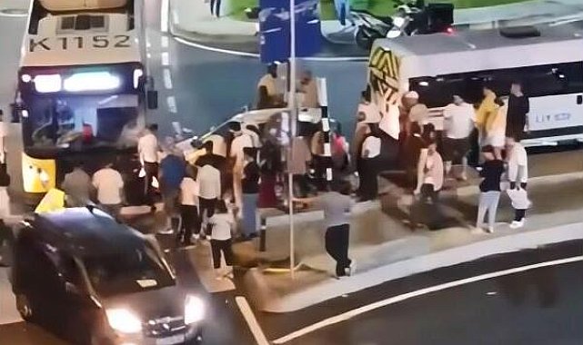 Kağıthane'de otomobille İETT otobüsü çarpıştı: Araçta sıkışan bekçi kurtarıldı