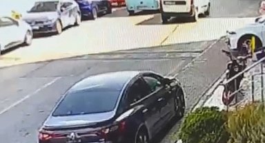 Kağıthane'de sollama yapan yolcu minibüsünün İETT otobüsüyle çarpıştığı kaza kamerada: 3 yaralı