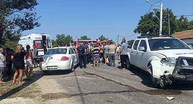 Kamyonet ile otomobil çarpıştı; 3 yaralı