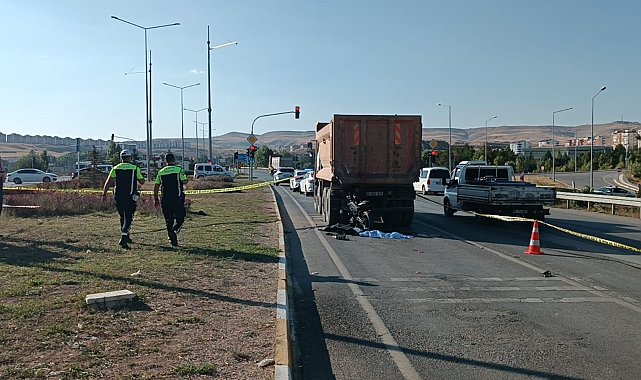 Kamyonla çarpışan motosikletin sürücüsü hayatını kaybetti