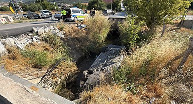 Kanala devrilen otomobilin sürücüsü yaralandı
