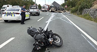 Karşı şeride geçen çekici, motosiklet ile çarpıştı: 2 ölü