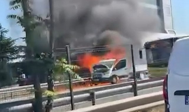 Kartal D-100 Karayolu'nda kamyonet alev alev yandı
