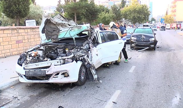 Kartal'da otomobil, park halindeki 3 araca çarptı: 2 yaralı