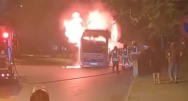 Kartal'da park halindeki minibüs alev alev yandı