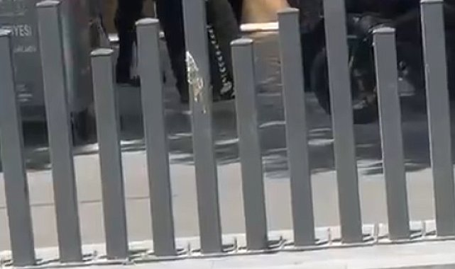 Kavga eden kadınları trafik polisleri ayırdı