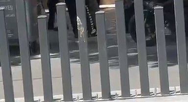 Kavga eden kadınları trafik polisleri ayırdı