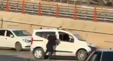 Kavga ettiği kardeşinin aracına tutunup, camdan girmeye çalıştı