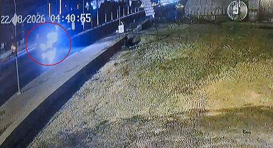 Kavşakta iki otomobil çarpıştı: 2 ölü, 3 yaralı