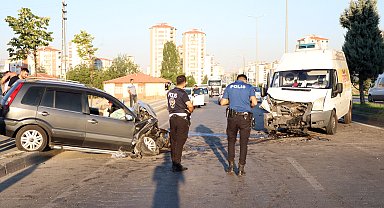Kayseri'de karşı şeride geçen otomobil ile minibüs çarpıştı: 2 yaralı