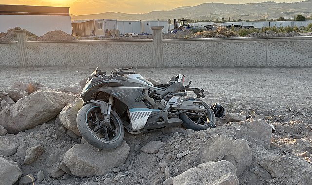 Kayseri'de motosiklet devrildi: 2 yaralı