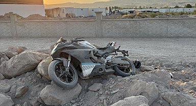 Kayseri'de motosiklet devrildi: 2 yaralı