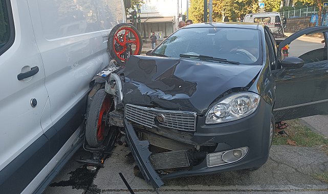 Kazada otomobil ile minibüs arasında sıkışan motosikletin sürücüsü ağır yaralandı