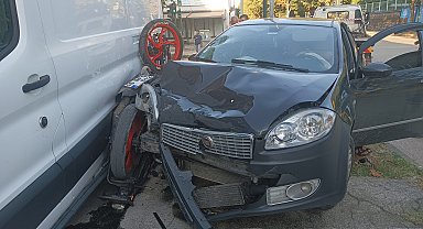 Kazada otomobil ile minibüs arasında sıkışan motosikletin sürücüsü ağır yaralandı