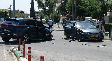 Kilis'te otomobiller çarpıştı; 4 yaralı