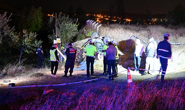 Kırıkkale'de aydınlatma direğine çarpan otomobil takla attı: 1 ölü, 2 yaralı