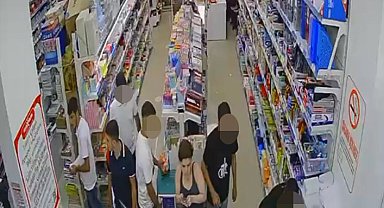 Kırtasiye çalışanını darbettiler; o anlar kamerada