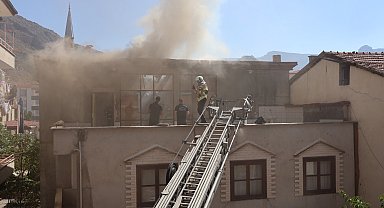 Kışlık hazırlık için evin teras katında yakılan mangal ateşinden yangın çıktı