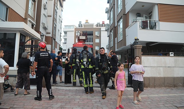 Klimadan çıkan yangında daire kullanılamaz hale geldi