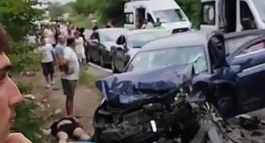 Kocaeli'de iki otomobil çarpıştı: 6 yaralı