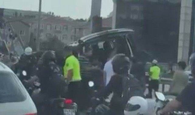 Küçükçekmece D-100 Karayolu'nda hafif ticari araç bariyere çarptı; yaralılar var -2 Fotoğraf eklendi