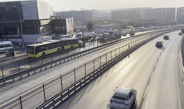 Küçükçekmece D-100'de otomobil, İETT otobüsüne çarptı; yaralılar var -1