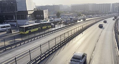 Küçükçekmece D-100'de otomobil, İETT otobüsüne çarptı; yaralılar var -1