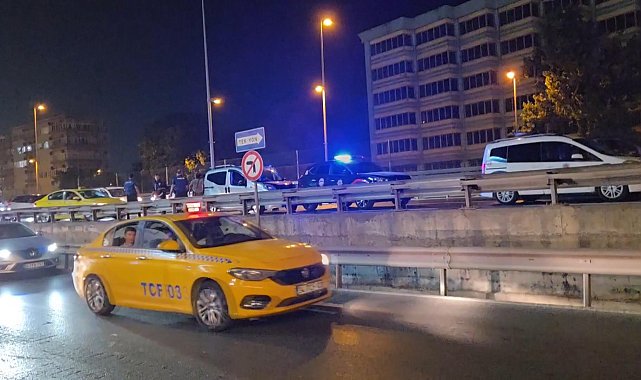 Küçükçekmece D-100'de polis takibe aldığı aracı durdurdu; trafik yoğunluğu oluştu