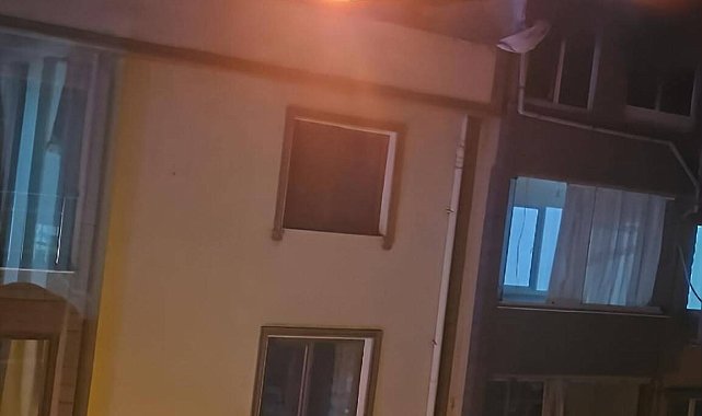 Küçükçekmece'de 5 katlı binanın çatısında yangın: 1 kişi duman etkilendi