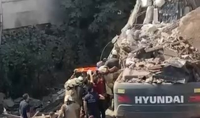 Küçükçekmece'de kontrollü yıkımı yapılan bina iş makinesinin üzerine çöktü-1