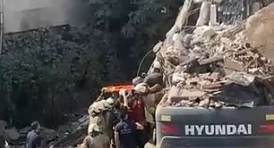 Küçükçekmece'de kontrollü yıkımı yapılan bina iş makinesinin üzerine çöktü-1