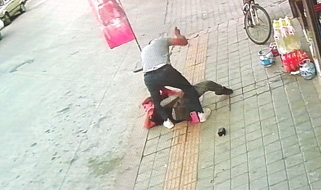 Kütahya'da eski eşinin sokakta bıçakladığı kadın ağır yaralandı; olay anı kamerada